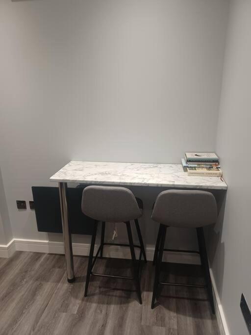 Beautiful Masons Hideaway Studio Apartment ブリジェンド エクステリア 写真